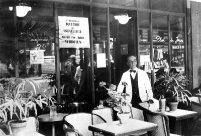 1940年7月、ドイツの占領下にあるパリのユダヤ人の入国を禁止するレストランの窓での通知 作： Unbekannt