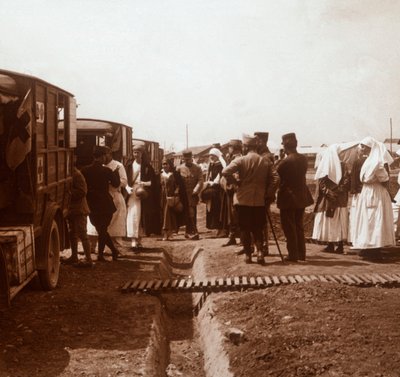 看護師と赤十字救急車、c1914-c1918 作： Unbekannt