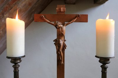 Obersteinbach, Bas-Rhin, France, le 29/5/2014 - キャンドルと十字架。ルーテル派の寺院。 作： Unbekannt