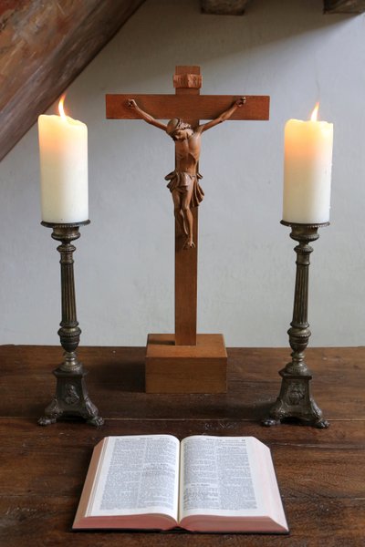Obersteinbach, Bas-Rhin, France, le 29/5/2014 - キャンドル、十字架、聖書。ルーテル派の寺院。 作： Unbekannt