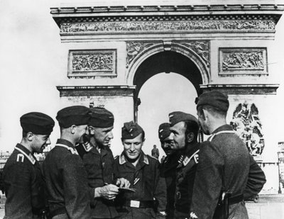 1940年6月、パリの凱旋門でドイツ軍を占領 作： Unbekannt