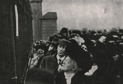 1910年5月、エドワード7世の死に関する公式通知がバッキンガム宮殿の外に掲示されました。 作： Unbekannt
