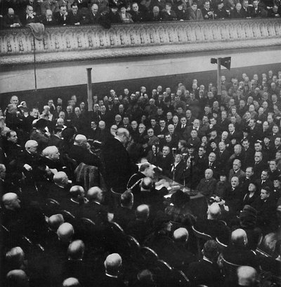 1月27日、チャーチル氏は1913年、1945年、マンチェスターの自由貿易ホールで聴衆に演説しました 作： Unbekannt