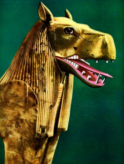 1933-1934年にエジプトのツタンカーメンの墓で見つかった儀式用のソファの双子のサポートの1つ 作： Unbekannt