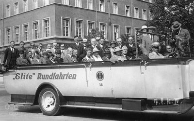 オープントップのピープルキャリア、c1920s 作： Unbekannt