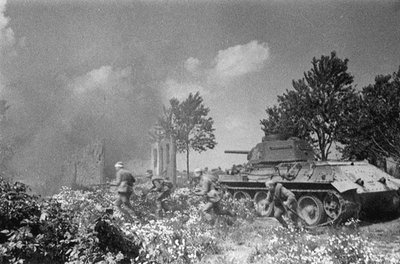 クトゥーゾフ作戦。ソビエト軍はOrelの近くで戦車を追跡します 作： Unbekannt