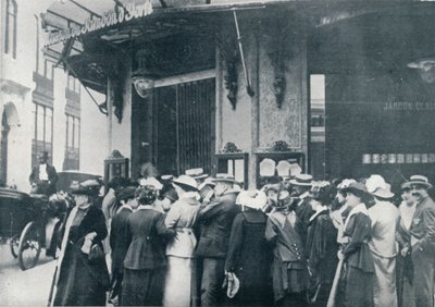 パリの食料品店の1つの外で、都市の包囲が恐れられたとき、c1914 作： Unbekannt