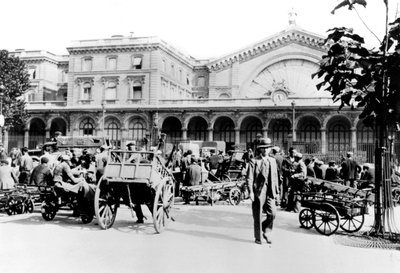 1940年9月、ドイツ占領下のパリ東駅の外 作： Unbekannt