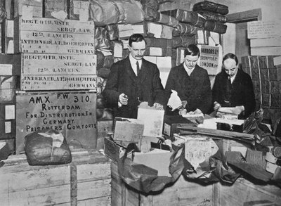 1915年にドイツのイギリス人捕虜に発送するためのギフトの梱包 作： Unbekannt