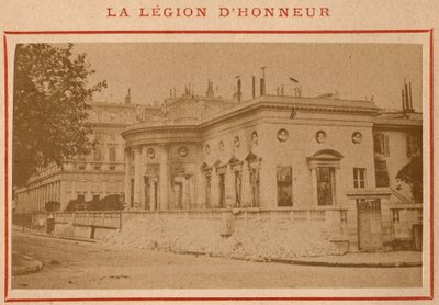 パリ・コミューン（1871年）：1871年5月に火災にあったパリのレジオンドヌール宮殿またはホテル・ドゥ・サルムの様子。Pierre Pepetitの写真。厚紙にプリント、Dim.9x5,4 cm 作： Unbekannt