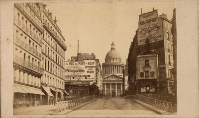 パリ・コミューン（1871年）：パンテオンとスフロ通りの風景（大きな看板でポンヌフ通りのメゾンを宣伝している）。匿名の写真撮影。厚紙にプリント Dim.10x6 cm 作： Unbekannt