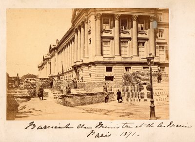 パリ・コミューン（1871年）：パリの海洋省（Hotel de la MarineまたはHotel du Garde Meuble）の前にあるコンコルド広場のバリケードの様子。匿名の写真撮影。厚紙にプリント Dim.22x14 cm 作： Unbekannt