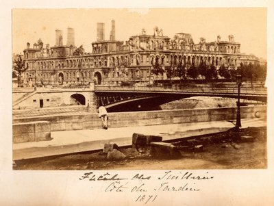 パリ・コミューン（1871年）：1871年5月の火災後のアルコレ橋とホテル・ドゥ・ヴィルの風景。匿名の写真撮影。厚紙にプリント 作： Unbekannt