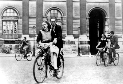 自転車で旅行するパリジャン、ドイツ占領下のパリ、1940年7月 作： Unbekannt