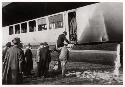 ツェッペリンLZ 11ビクトリアルイーズに搭乗する乗客、c1912-1914 1933 作： Unbekannt