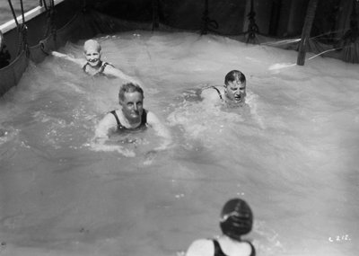 クルーズ船、c1920s-c1930sのスイミングプールの乗客 作： Unbekannt