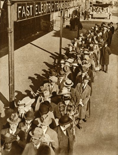 1919年、1935年の鉄道ストライキ中にロンドンのゴールドホークロード駅で待っている乗客。 作： Unbekannt