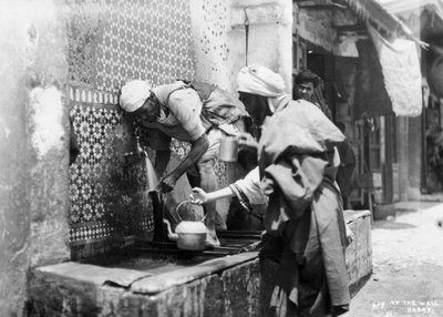 井戸、ラバト、モロッコ、c1920s-c1930sから水を集めている人々 作： Unbekannt