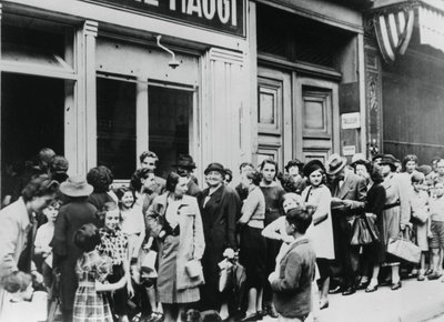 1940年7月26日、ドイツ占領下のパリの乳製品店の外で列を作っている人々 作： Unbekannt