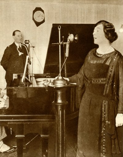2LO、サボイヒル、ロンドン、1923年、1935年のスタジオの1つでデュエットを歌うパフォーマー。 作： Unbekannt