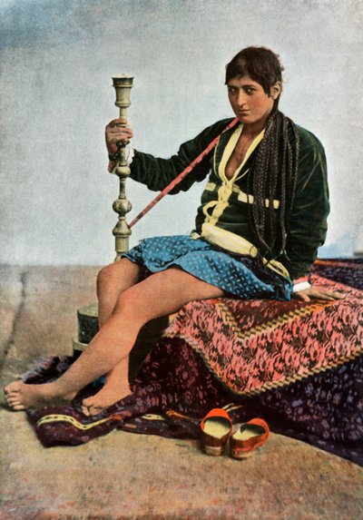 Persane Fumant Le Kalgan、カルガンで喫煙するペルシャの女性、1900年。 作： Unbekannt