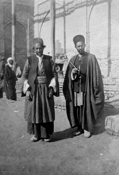 1917〜1919年、イラクのカジメインモスクの外のペルシャ巡礼者 作： Unbekannt