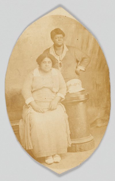 身元不明の 2 人の女性の写真はがき、1918 年から 1930 年。 作： Unbekannt