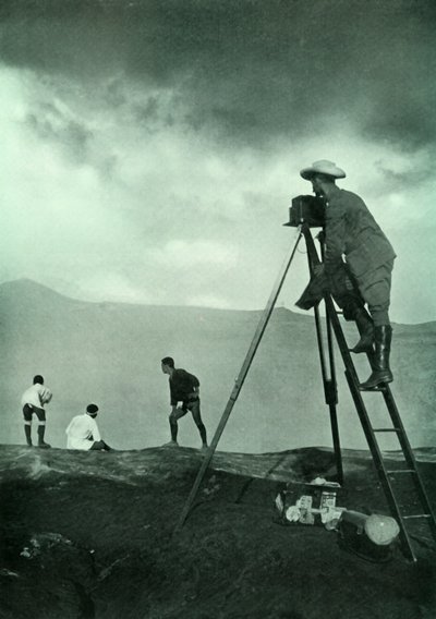 クレーターズリップでの写真撮影、阿蘇山、1910年。 作： Unbekannt