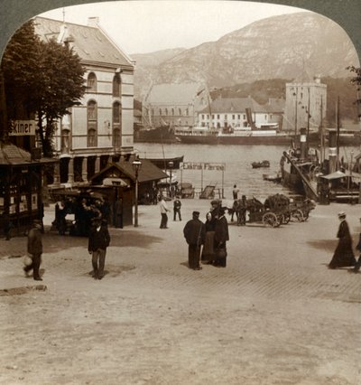 1905年にノルウェーのベルゲンにある近代的な町の広場にある絵のような古い要塞ベルゲンハス。 作： Unbekannt
