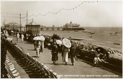 桟橋、遊歩道と野外ステージ、イーストボーン、サセックス、c1920s 作： Unbekannt