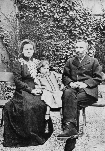 フランスの科学者であるピエールとマリーキュリーと娘のアイリーン、1904年 作： Unbekannt