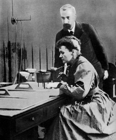 彼らの研究室でのピエールとマリー・キュリー、1898 1951 作： Unbekannt