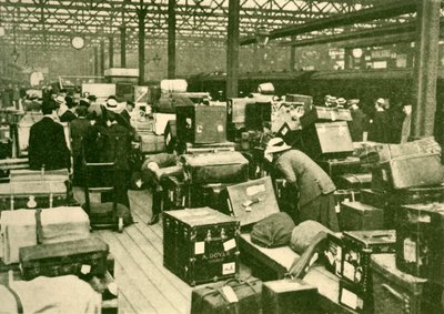 チャーリングクロス駅での荷物の山、1930年。 作： Unbekannt