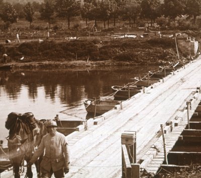 フランス、アイヌのヴェニゼルでアイヌ川に架かるポンツーン橋c1914-c1918 作： Unbekannt