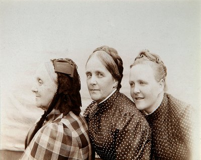 3人の女性の肖像画、ロシア、1890年代 作： Unbekannt
