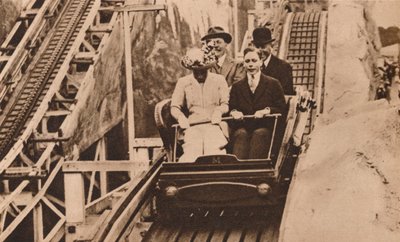 1913年1935年、ロンドンのアールズコート展示会のオープニングでジョージ王子とメアリー王女。 作： Unbekannt