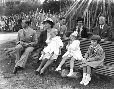 グスタフ アドルフ王子、シビラ王女と子供たち、こどもの日、ストックホルム、スウェーデン、1938 年。 作： Unbekannt