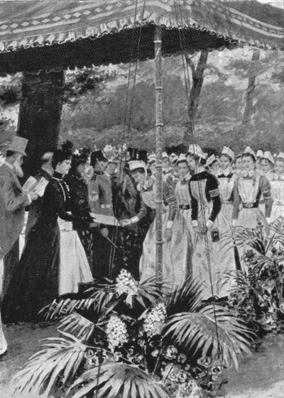 1899年7月21日、1901年7月21日、マールボロハウスで看護師に証明書を提示するアレクサンドラ王女。 作： Unbekannt