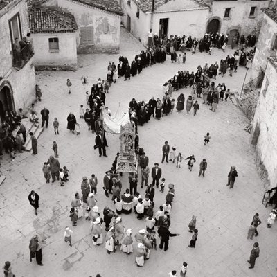 イタリア・バジリカータ州ポテンツァ市アルバーノ・ディ・ルカニアでの旗手の行列（モノクロ写真 作： Unbekannt