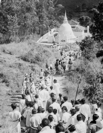 仏教寺院への行列、ディヤタラワ、セイロン、c1945 作： Unbekannt