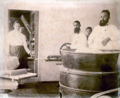 ミネラルウォーターケーキの製造、イェセントゥキ、ロシア、1900年代。 作： Unbekannt