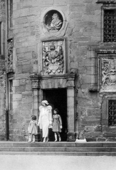 エリザベス女王とエリザベス王女、マーガレットローズ、スコットランドのグラミス城、1937 作： Unbekannt