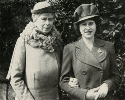 クイーンメリーとエリザベス王女、1944年4月、1951年。 作： Unbekannt