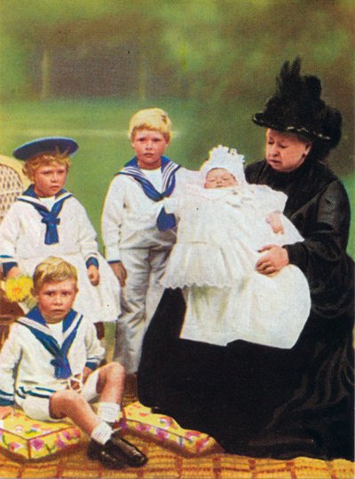 ビクトリア女王1819-1901は、オズボーンハウスオンザイズで彼女のひ孫と一緒に写真を撮りました 作： Unbekannt
