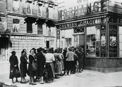 1940年6月28日、ドイツ占領下のパリの乳製品店の外の女性の列 作： Unbekannt