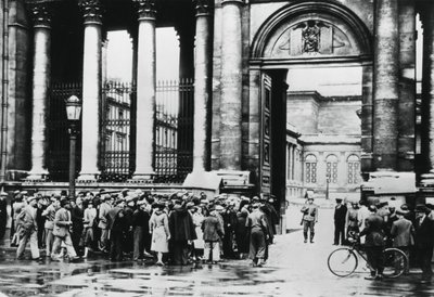 1940年7月、パリ下院の民間人のための情報局の外のキュー 作： Unbekannt