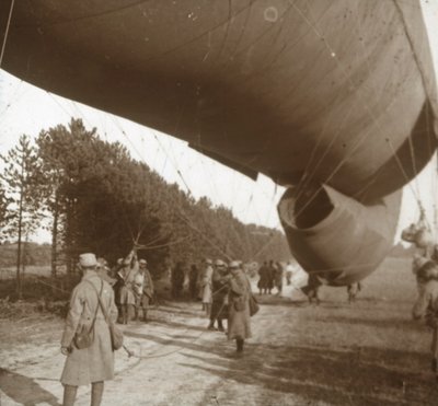 1916年フランス北部のソンムにある観測気球の発生 作： Unbekannt