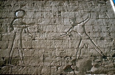 ラムセス 3 世は、エジプト、メディネト ハブの死体安置所アメンラの前で、紀元前 12 世紀に敵を攻撃しています。 作： Unbekannt