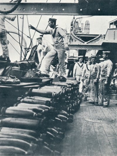 戦艦c1914の甲板で海軍砲の砲弾を受け取る 作： Unbekannt