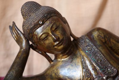 リクライニングした仏像。グレッツフランス 作： Unbekannt